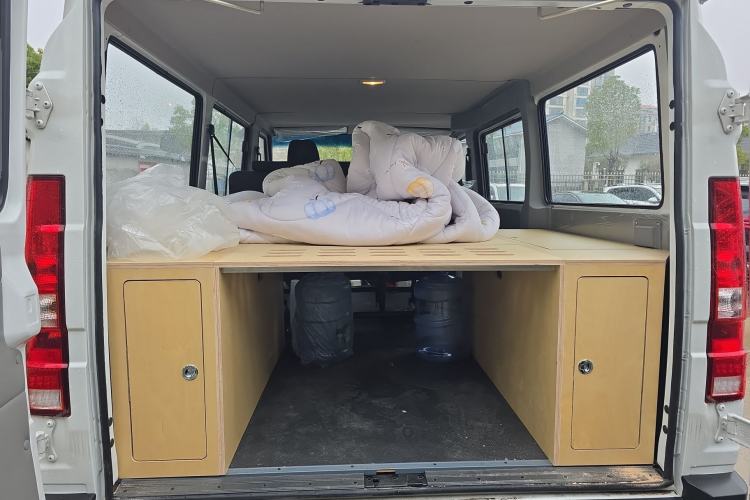 Used Iveco Daily 2023 2.5T A35M1 Short Wheelbase Low-Roof Single-Tire Side-Sliding Door 5-9 Seats
