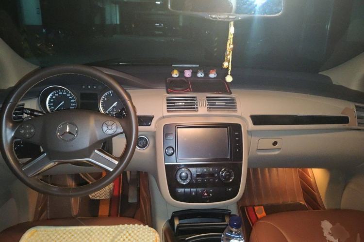 Used Mercedes-Benz R-Class 2014 R 320 4MATIC Luxury Model Center Console