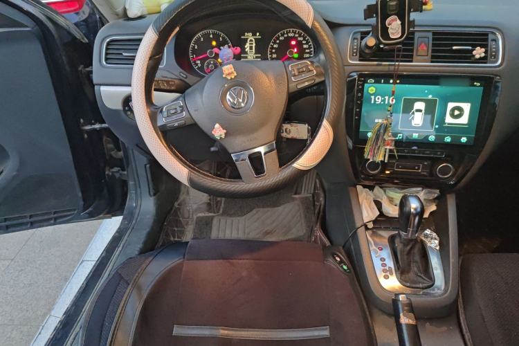 Used Volkswagen Sagitar 2012 1.4TSI Automatic Luxury Edition Steering Wheel