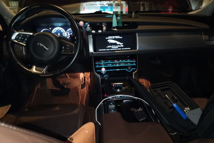 Used Jaguar XFL 2018 XFL 2.0T 250 PS Luxury Edition Center Console