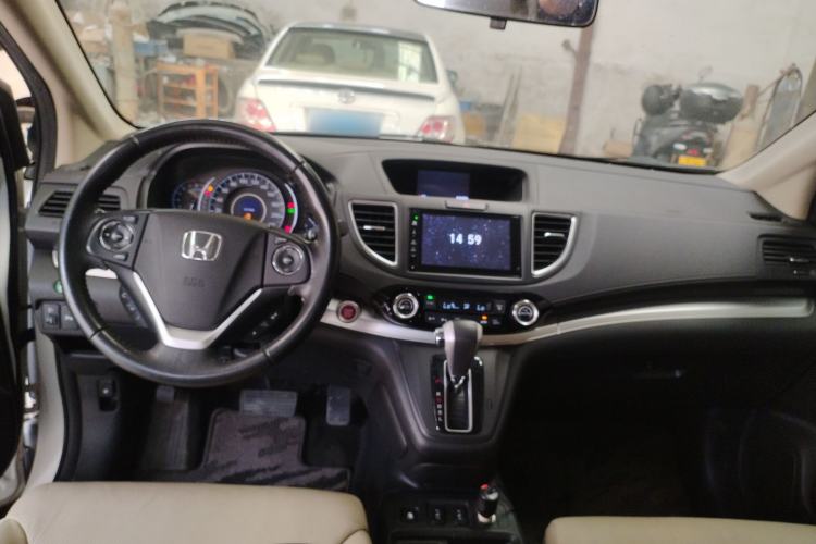 Used Honda CR-V 2015 2.4L two-wheel drive luxury version Center Console