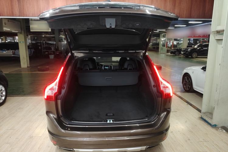 Used Volvo XC60 2017 T5 AWD Smart Range Edition Trunk