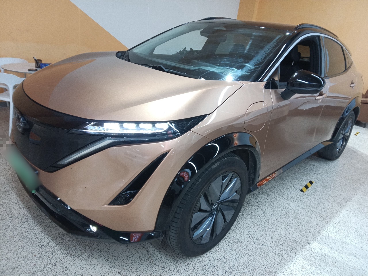 Под передней частью автомобиля