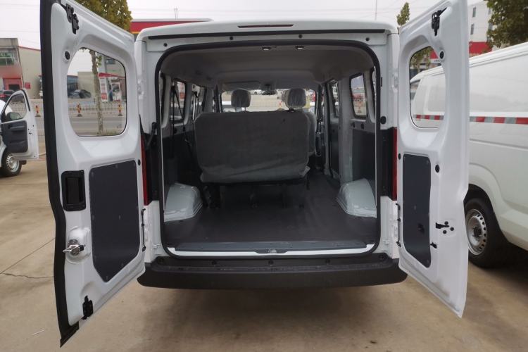 Used Wuling Yangguang 2024 300km Comfort-Grade Passenger Van 60kW Trunk