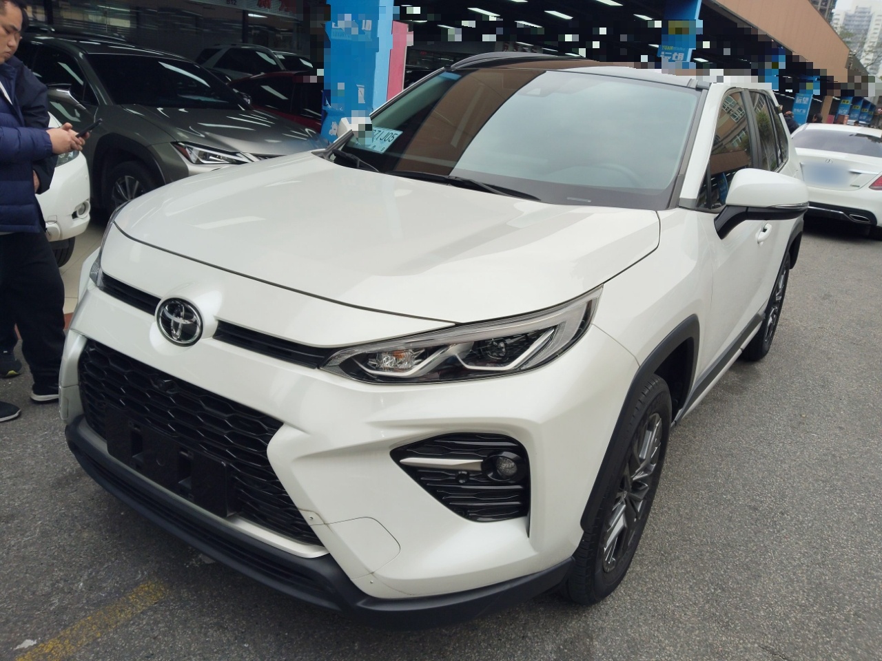 تحت مقدمة السيارة