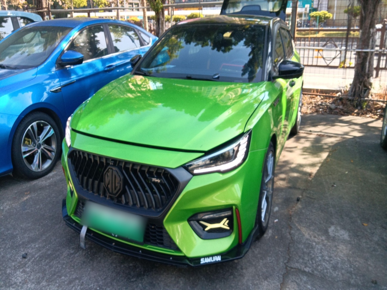 Под передней частью автомобиля