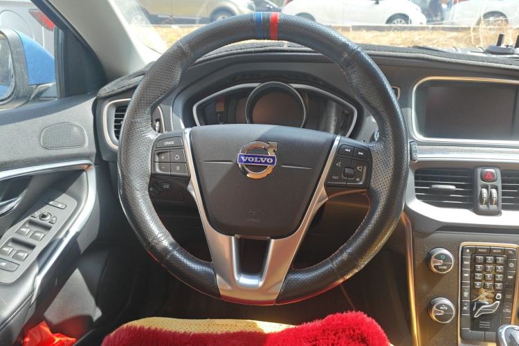 Used Volvo V40 2015 1.6T Zhiyi Edition
