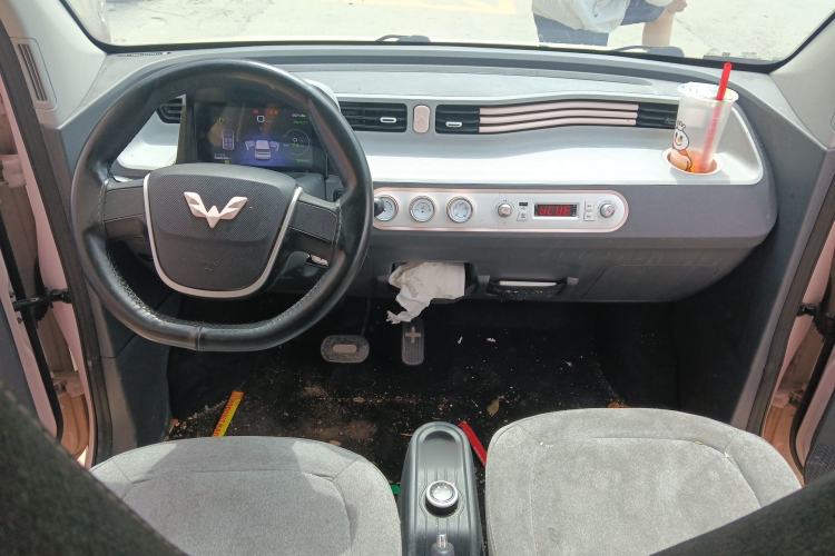 Used Wuling Hongguang MINIEV 2021 Macaron Fashion Model Lithium Iron Phosphate Center Console