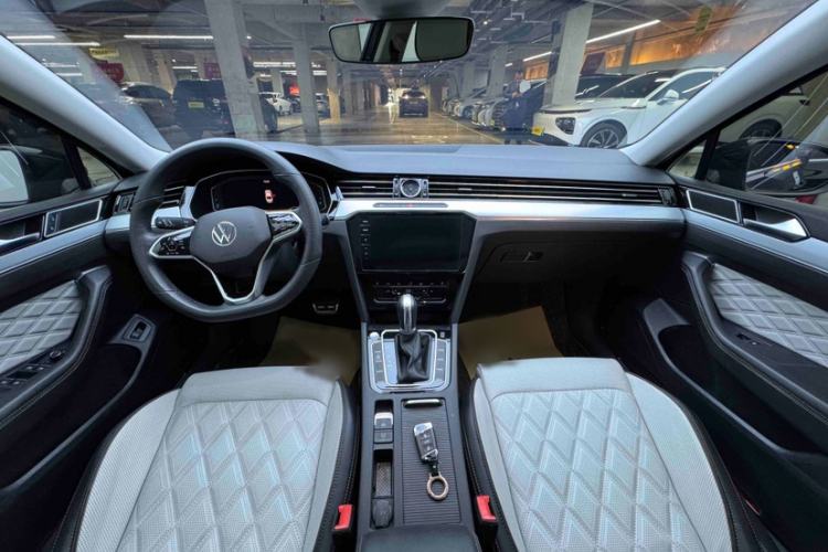 Used Volkswagen Magotan 2023 2 Million Units Commemorative Edition 330TSI DSG Luxury Version Interior 3