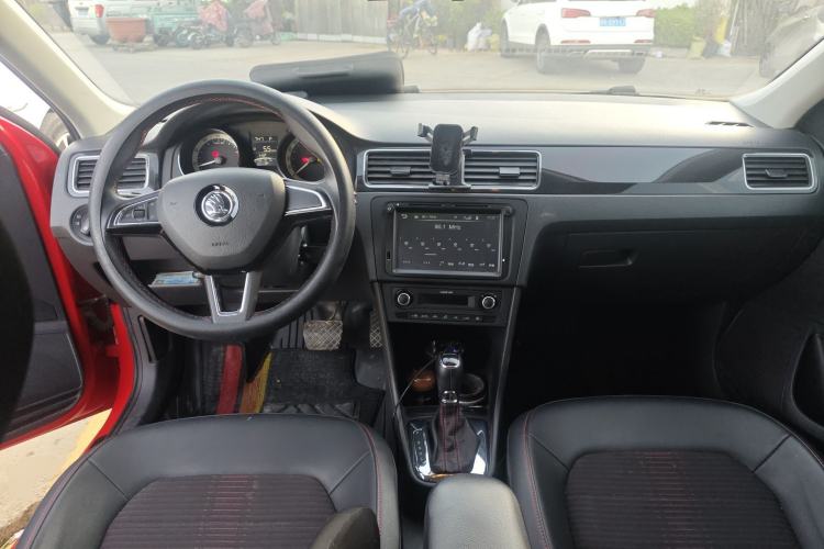 Used Skoda Rapid Spaceback 2018 1.6L Automatic Sport Edition Center Console