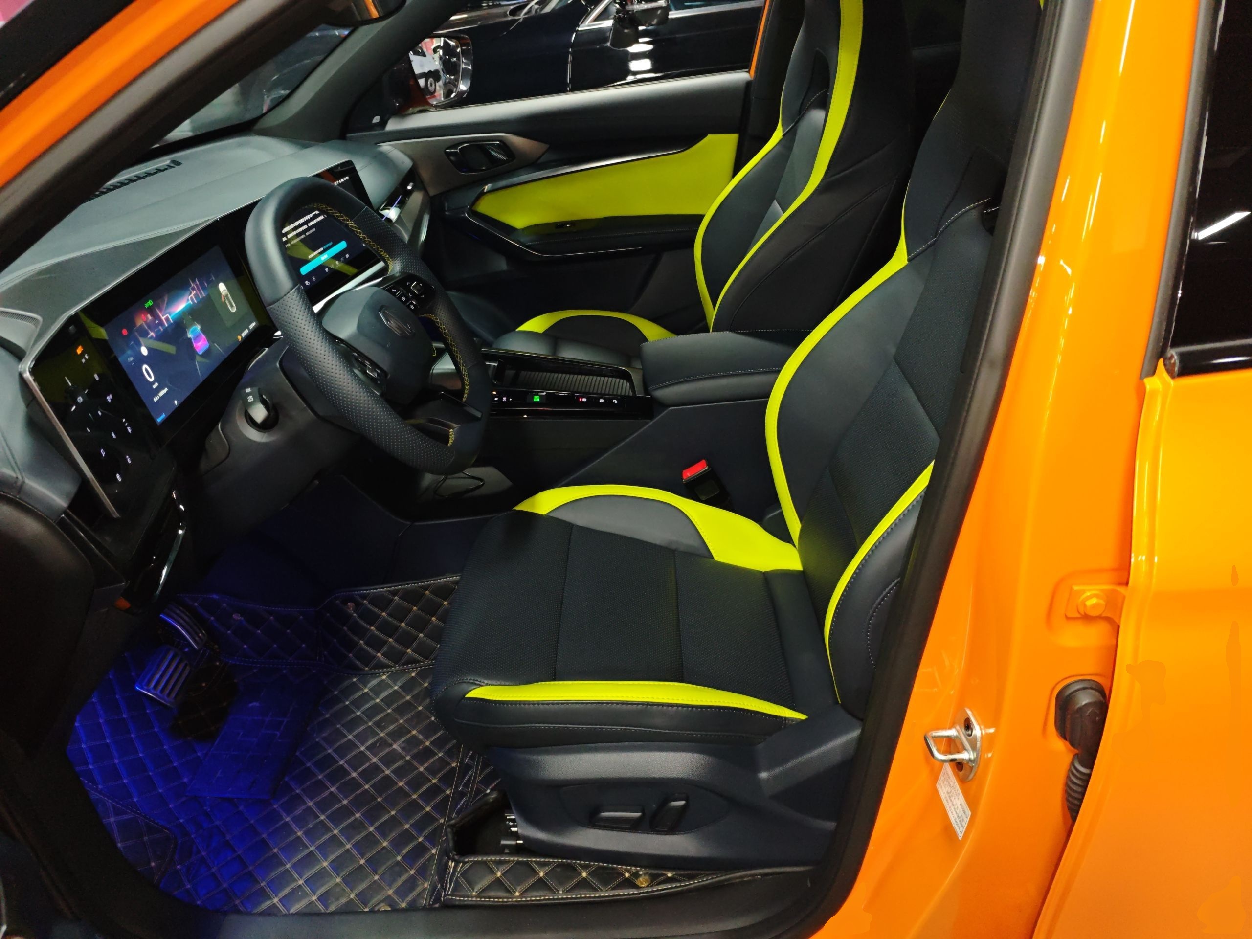 المقاعد الأمامية داخل السيارة