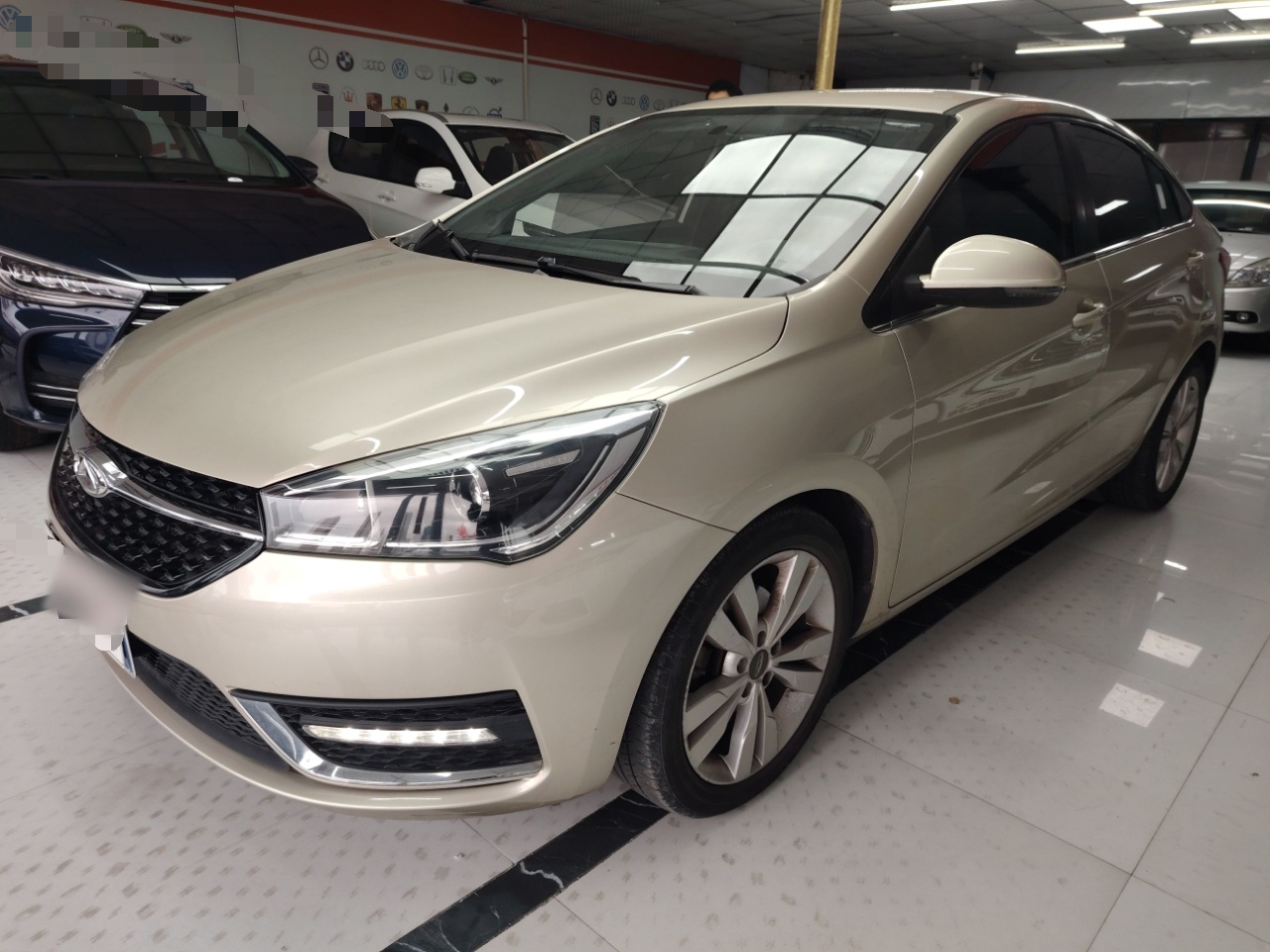 Под передней частью автомобиля