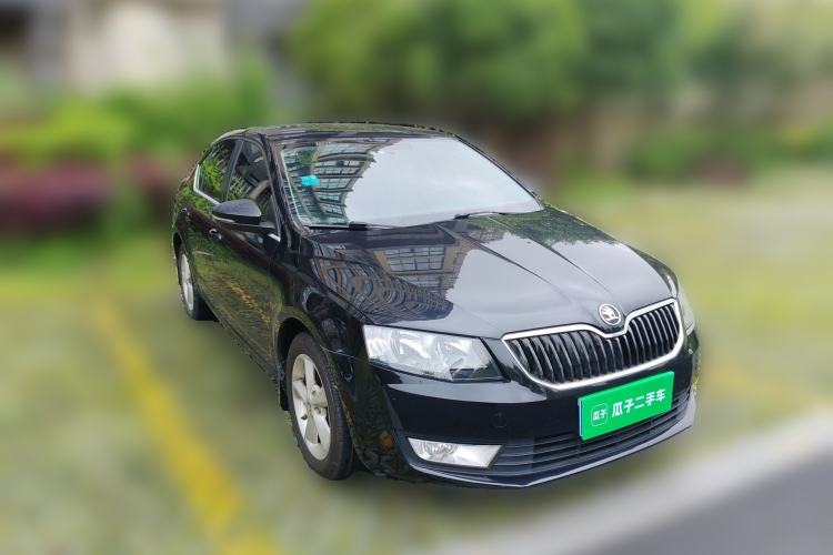 Used Skoda Octavia 2015 1.6L Automatic Yijie Edition Front Right 45 Deg