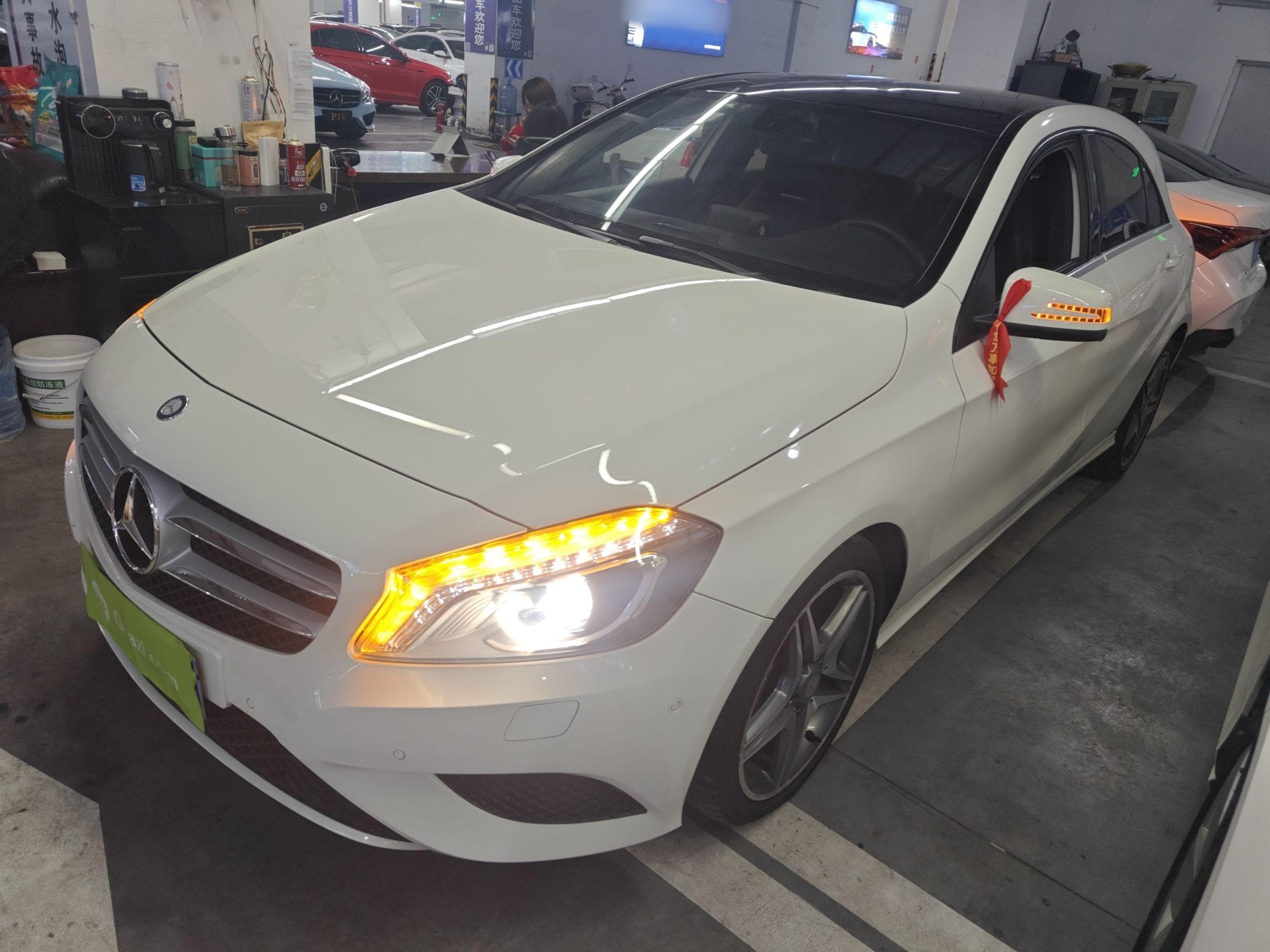 تحت مقدمة السيارة