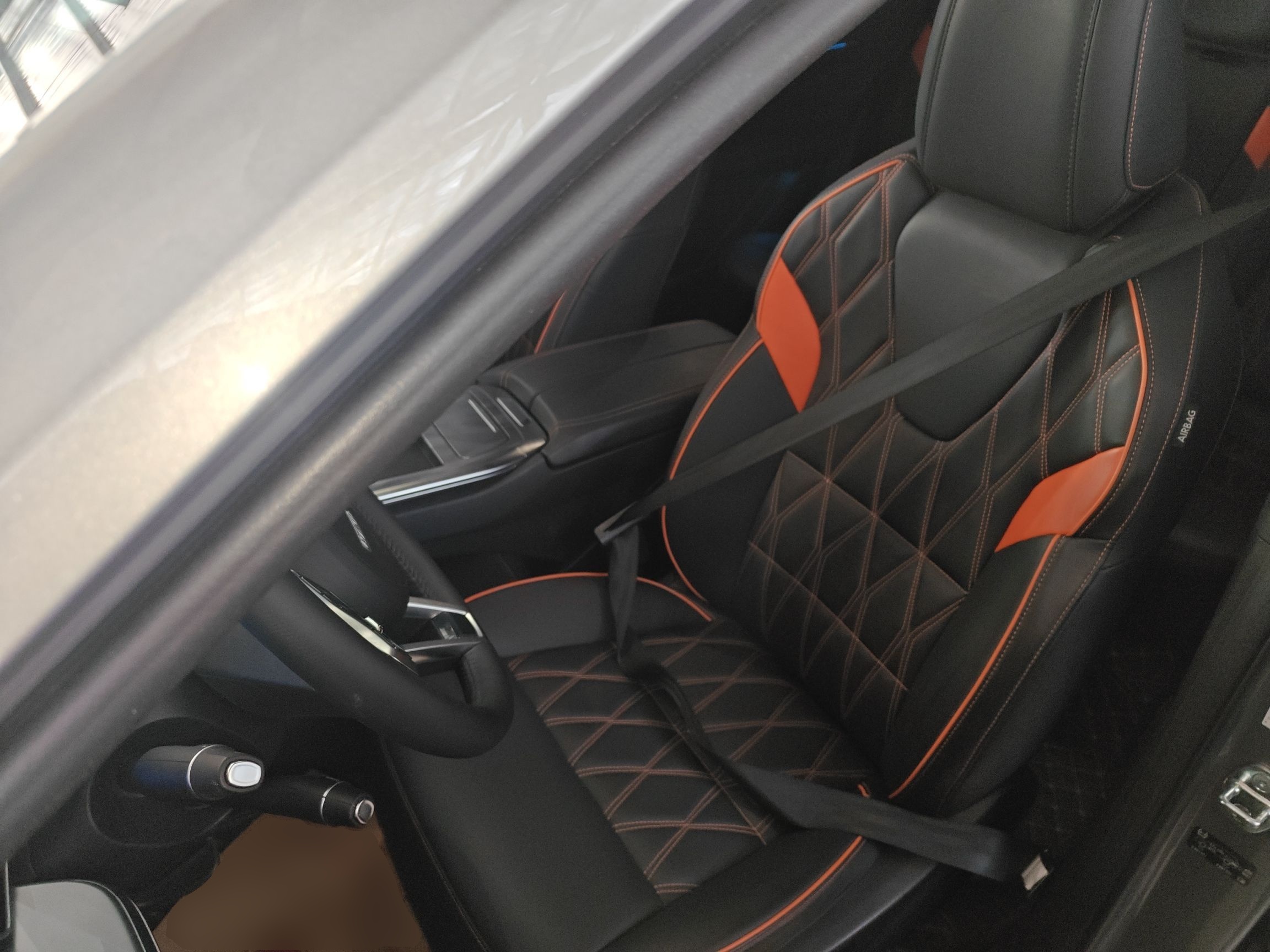 Переднее сиденье в автомобиле