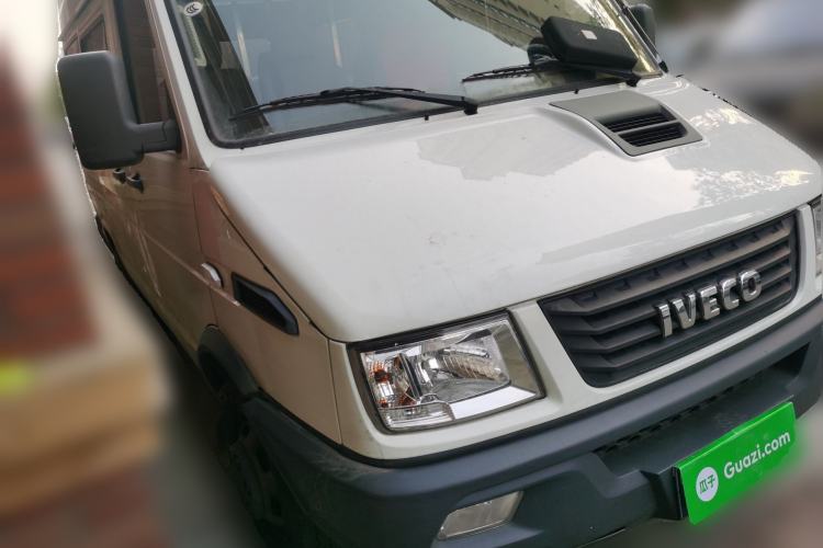 Used Iveco Daily 2021 2.5T A35 M1 Passenger Van 5-9 Seater Short Wheelbase Mid-Roof Design Dual Tires Side Sliding Door
