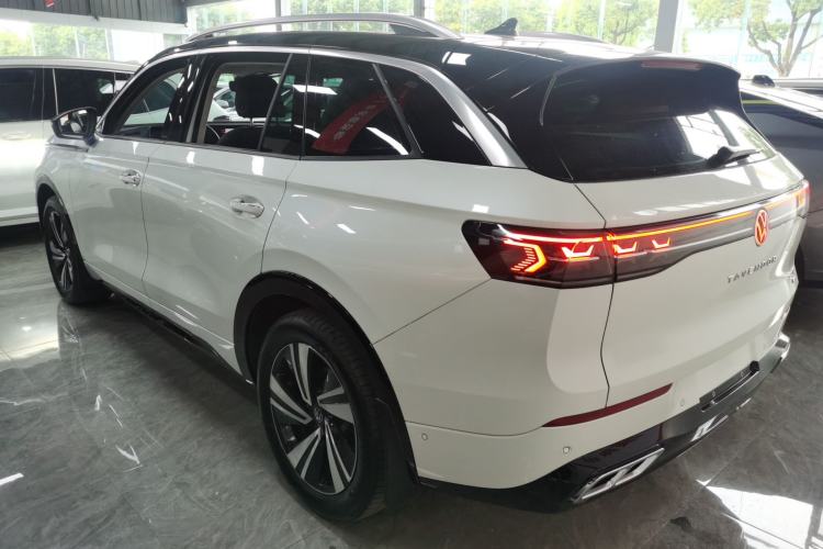 Used Volkswagen Tavendor 2024 380TSI All-Wheel-Drive R-Line Cruise Premium Edition Rear Left 45 Deg