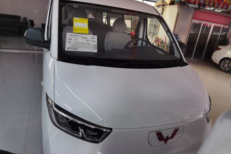 Used Wuling Yangguang 2024 300KM Comfort Version Passenger Van 75kW