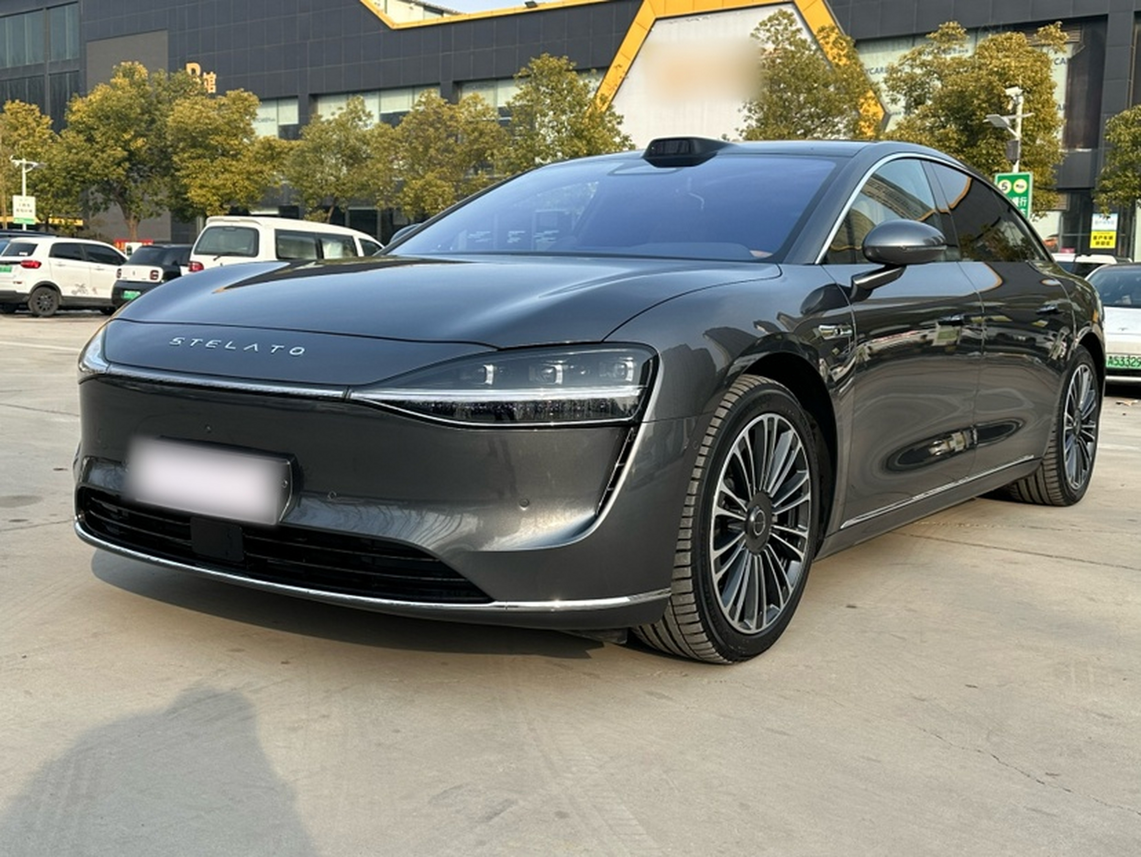 Под передней частью автомобиля