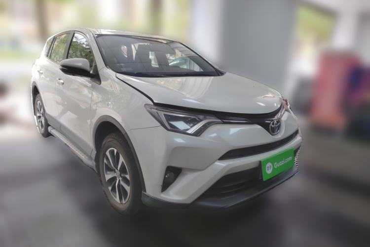 Used Toyota RAV4 2019 2.0L CVT Two-Wheel Drive Luxury Version China VI Standard Front Right 45 Deg