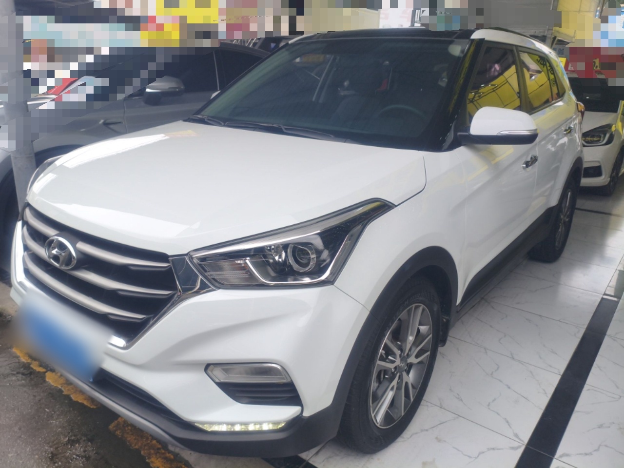 تحت مقدمة السيارة