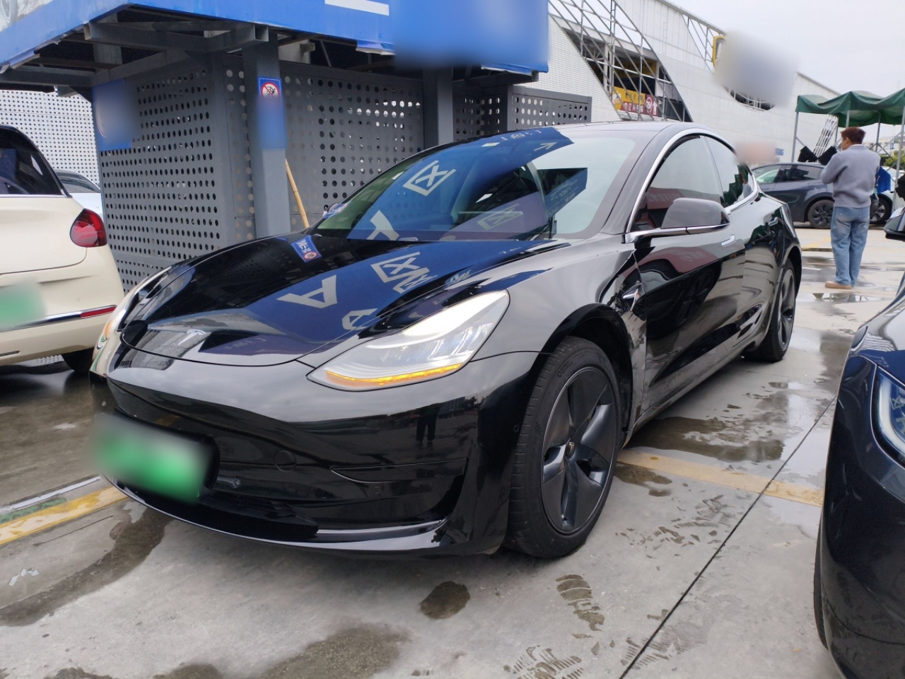 Под передней частью автомобиля