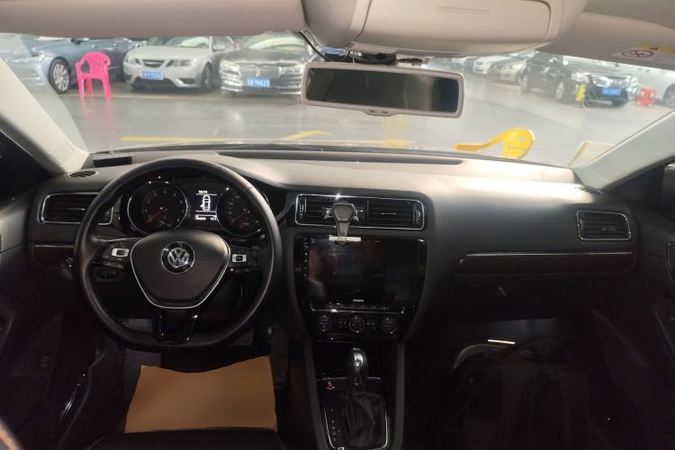 Used Volkswagen Sagitar 2015 230TSI Automatic Luxury Model
