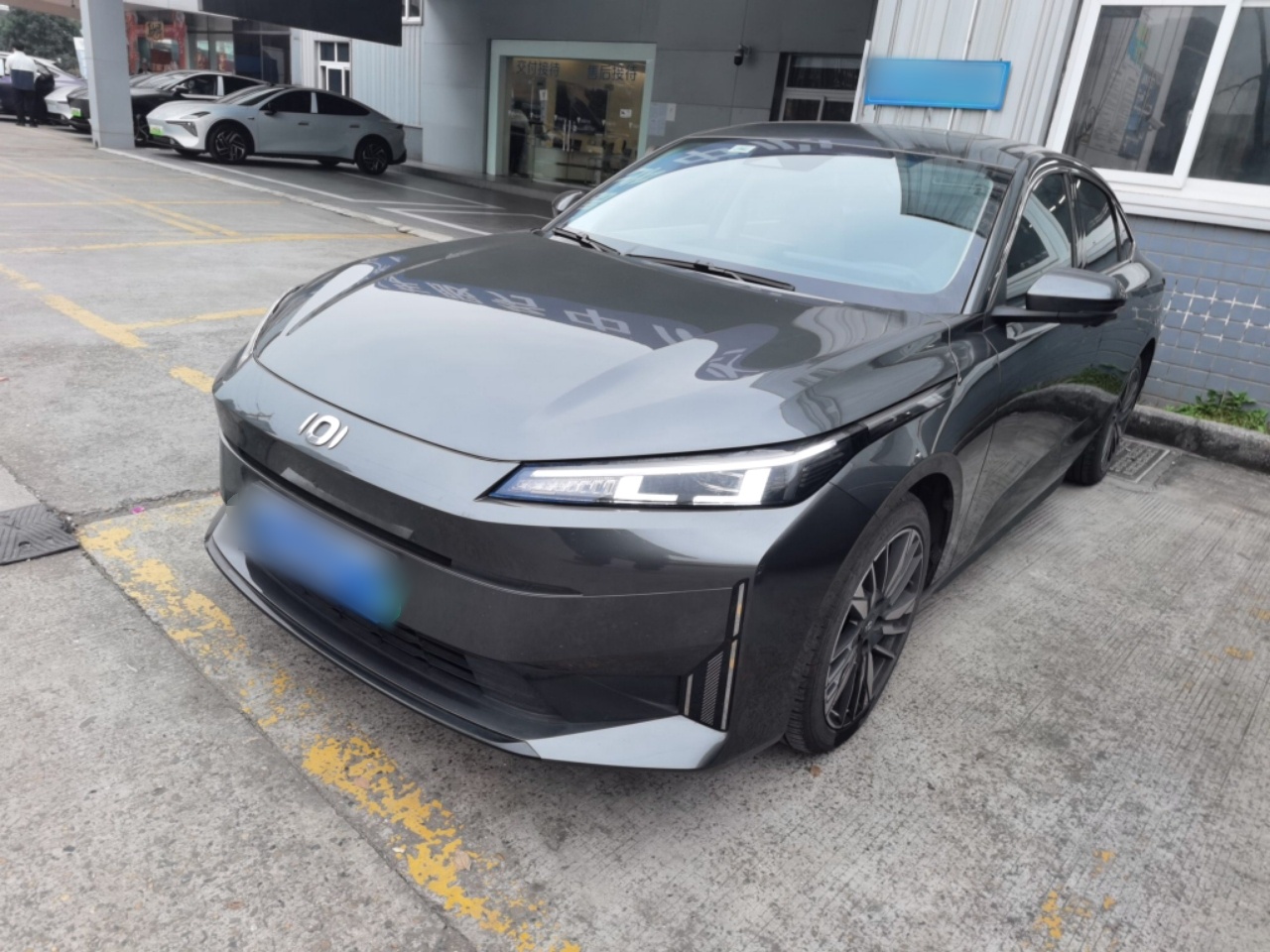 Под передней частью автомобиля