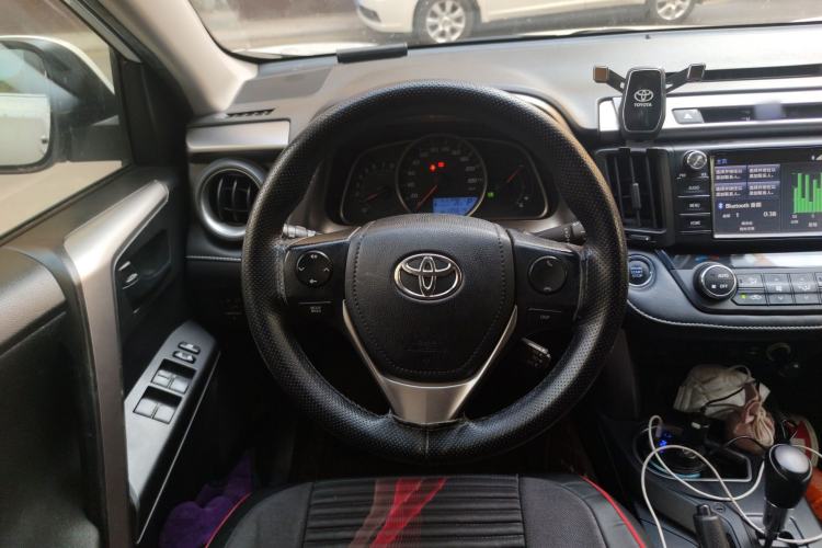 Used Toyota RAV4 2016 2.0L CVT Two-Wheel Drive Fashion Edition China V Standard Steering Wheel