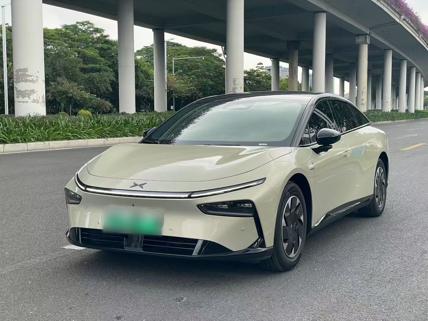 Под передней частью автомобиля