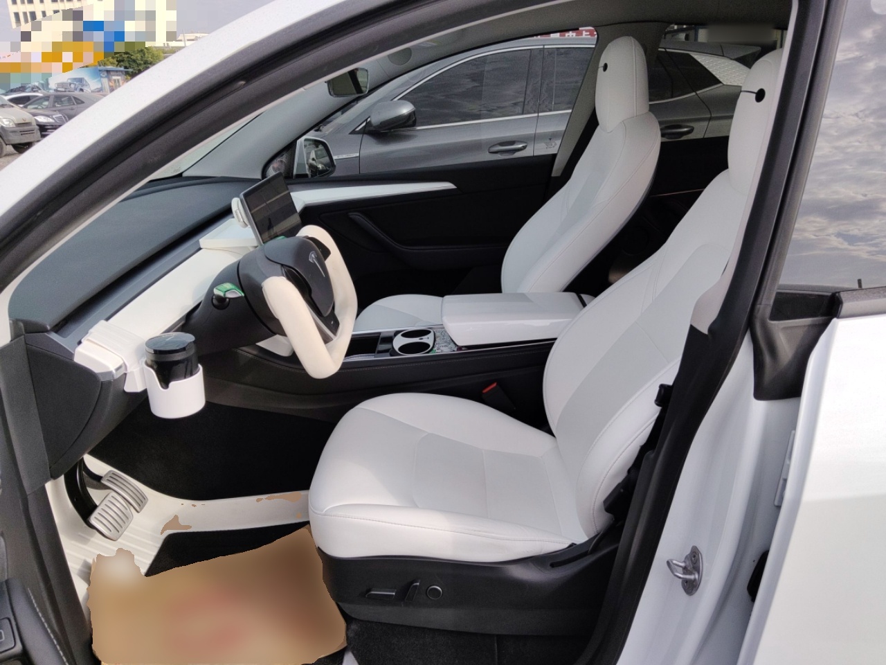 المقاعد الأمامية داخل السيارة