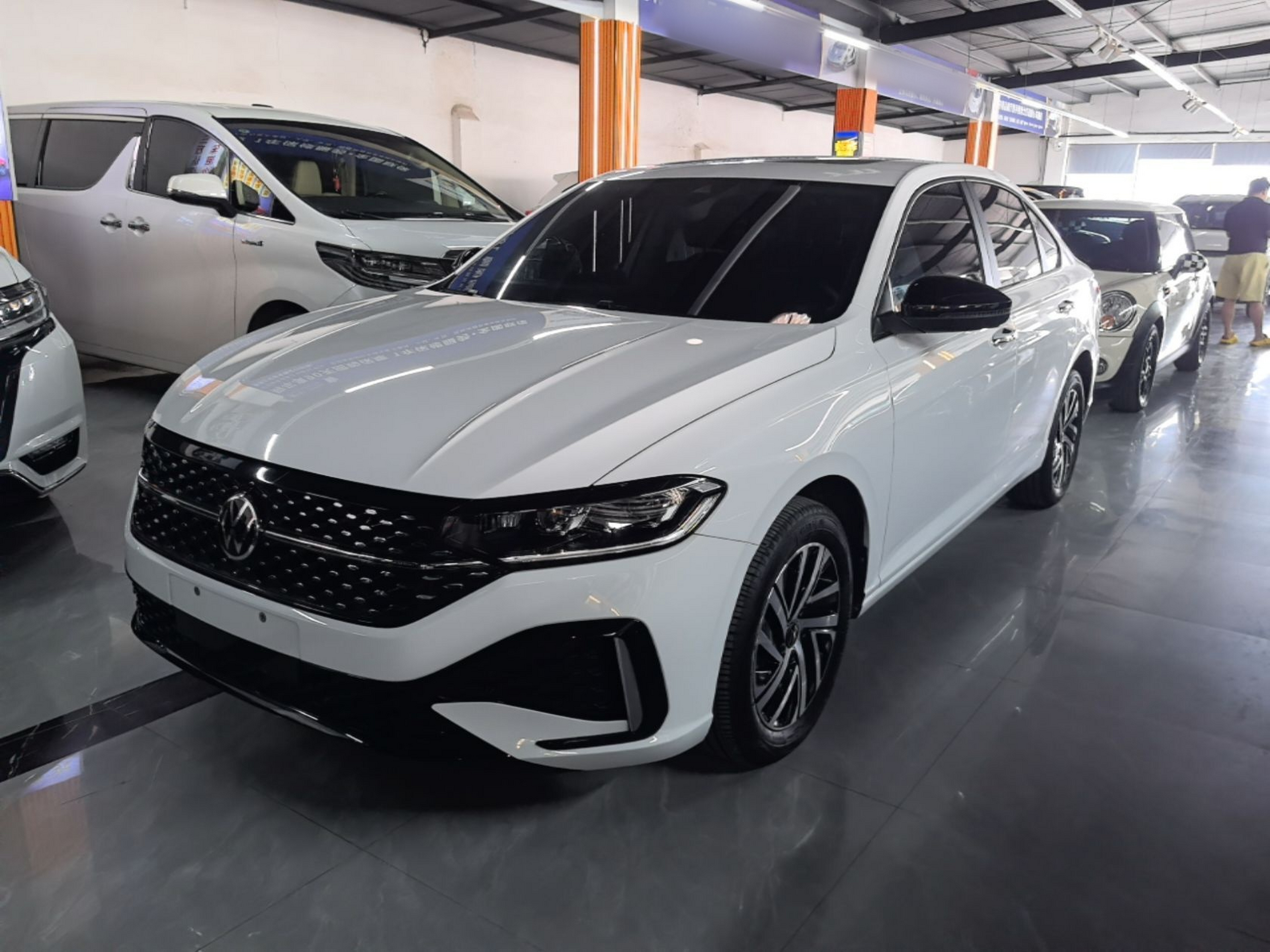 Под передней частью автомобиля
