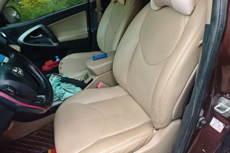 Used Toyota RAV4 2012 Luxurious 2.4L Automatic 4x4 with Stylish Features

