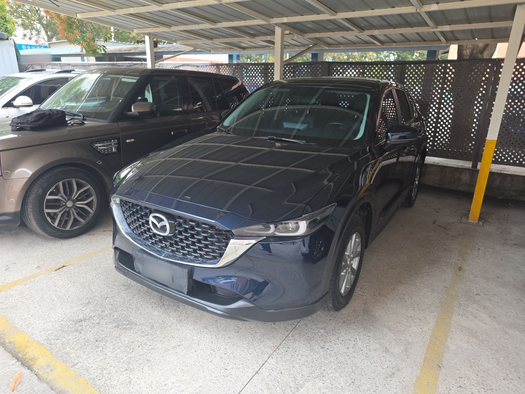 تحت مقدمة السيارة