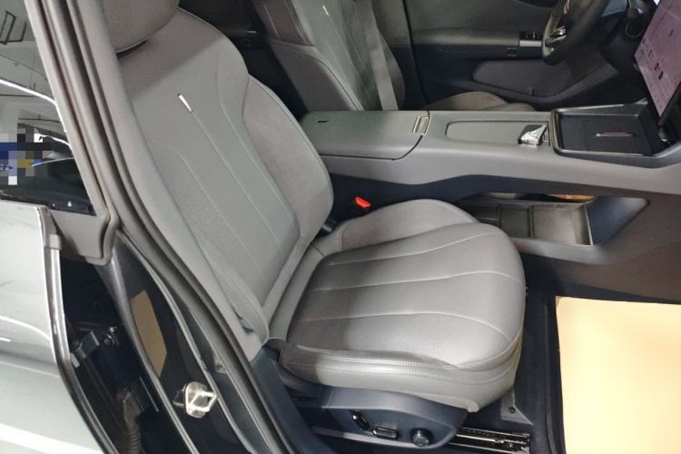 Used Lynk & Co 07 2024 EM-P 126 Long-Range Ultra Right Front Seat