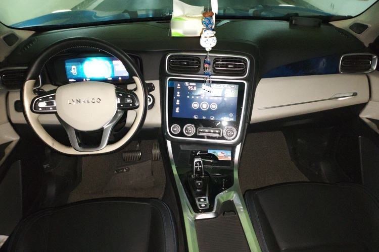 Used Lynk & Co 01 2017 2.0T Two-Wheel Drive Zhaopu Version Center Console