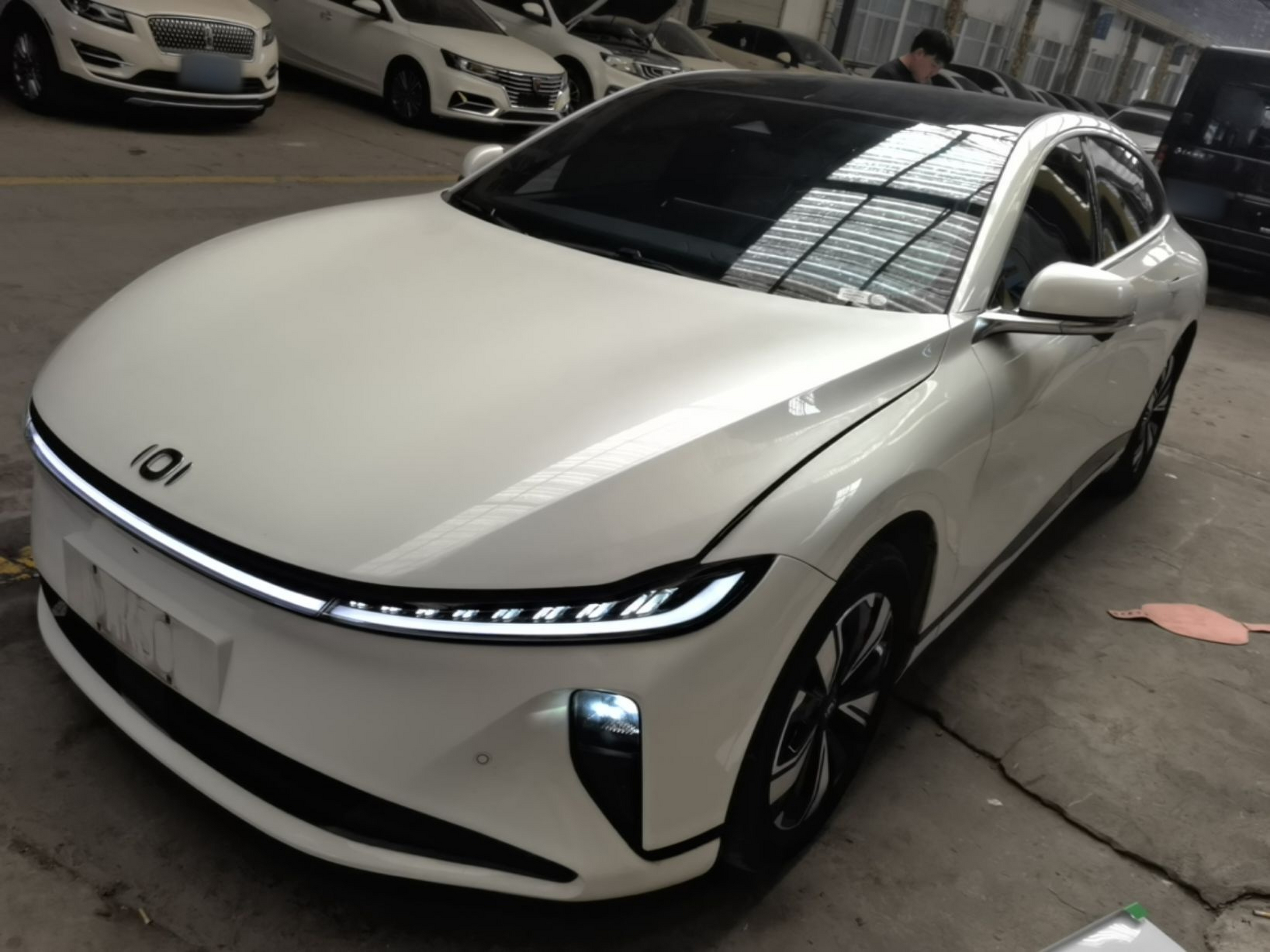 Под передней частью автомобиля