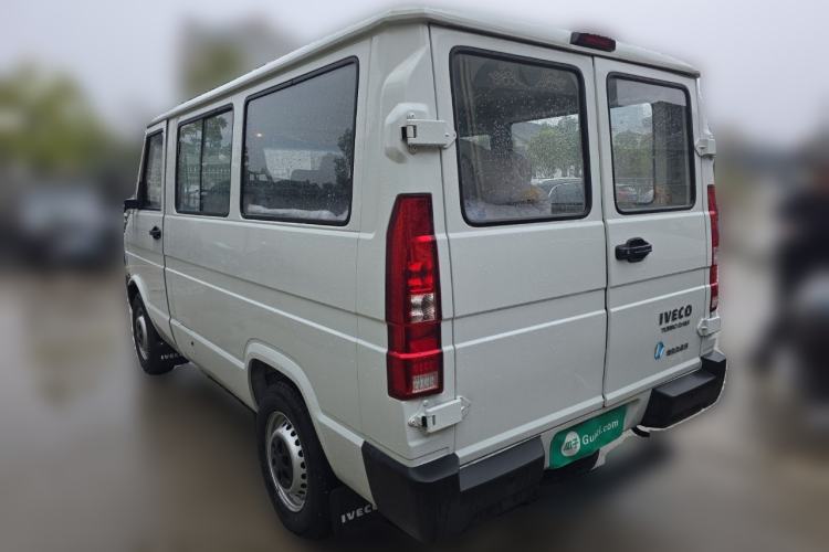 Used Iveco Daily 2023 2.5T A35M1 Short Wheelbase Low-Roof Single-Tire Side-Sliding Door 5-9 Seats
