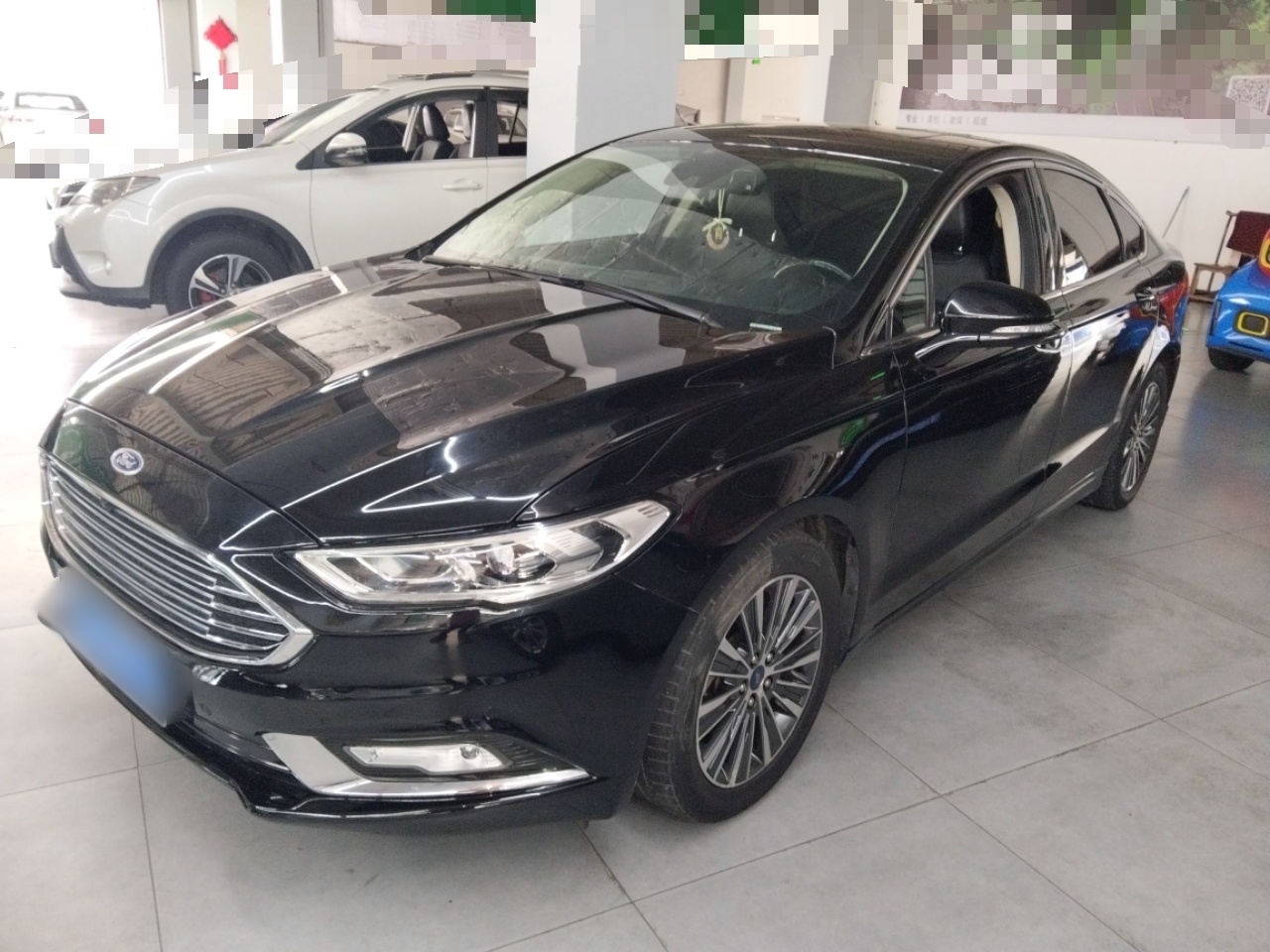 تحت مقدمة السيارة