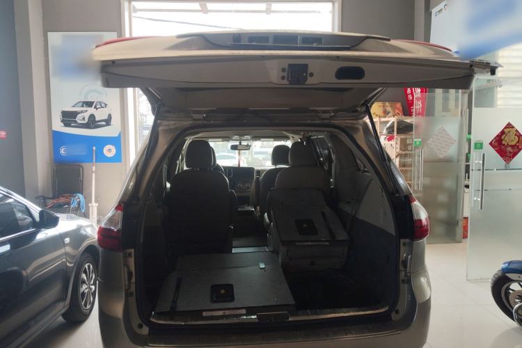 Used Toyota SIENNA 2015 3.5L 4WD LE Gasoline U.S. Specification Trunk