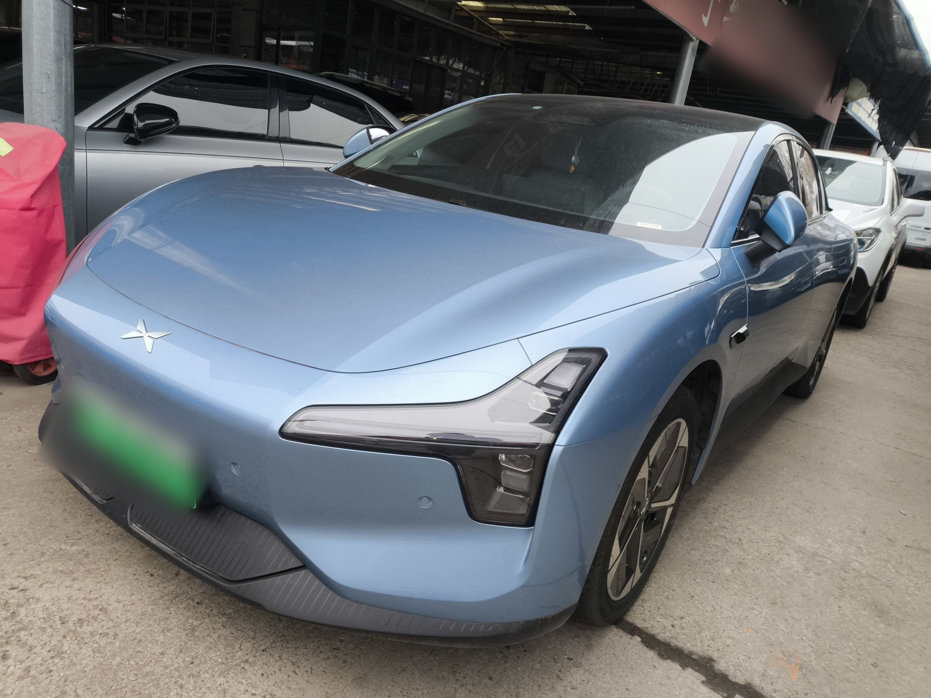 Под передней частью автомобиля