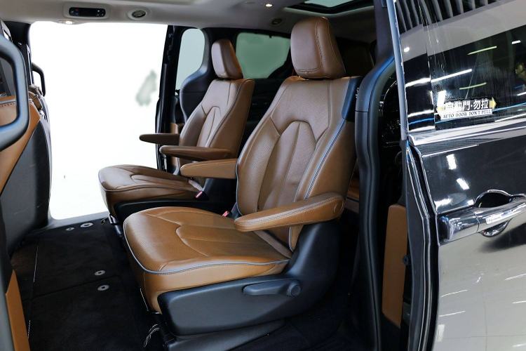 Used Chrysler Grand Voyager 2017 3.6L Premium Edition
