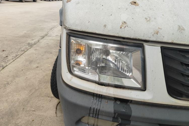 Used Iveco Daily 2020 2.5T A35 Passenger Van with Dual Tires Mid-Roof Design 5-9 Seater Side-Sliding Door China V Emission Standard