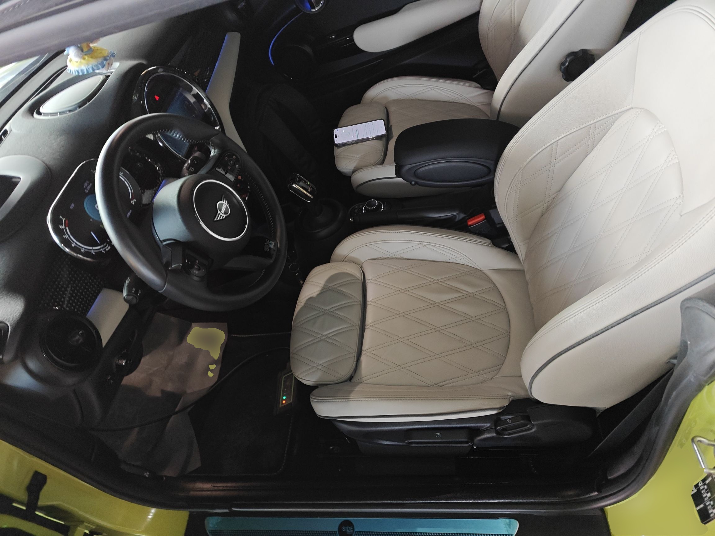 المقاعد الأمامية داخل السيارة