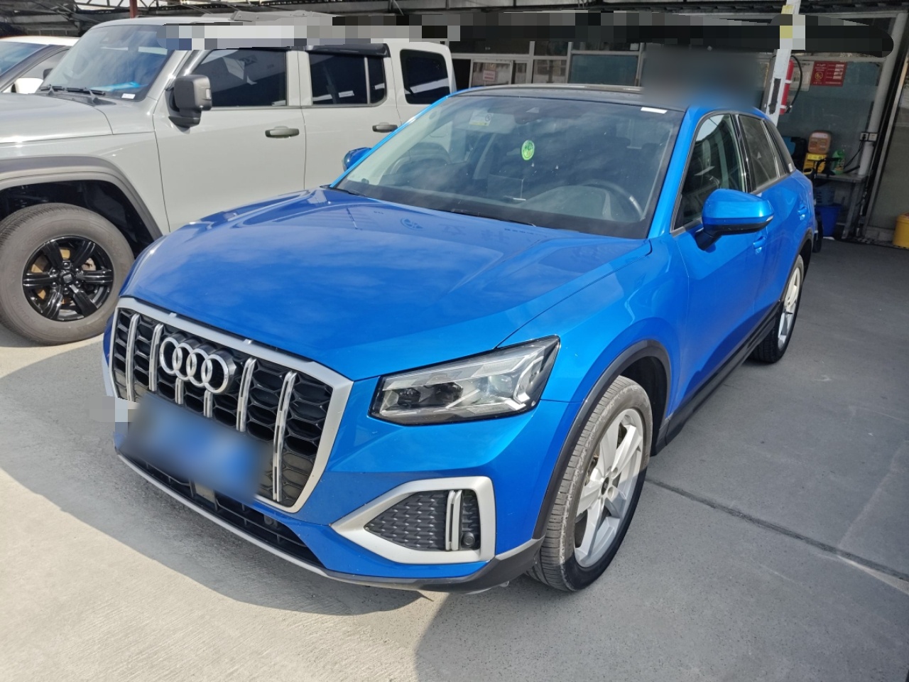 تحت مقدمة السيارة