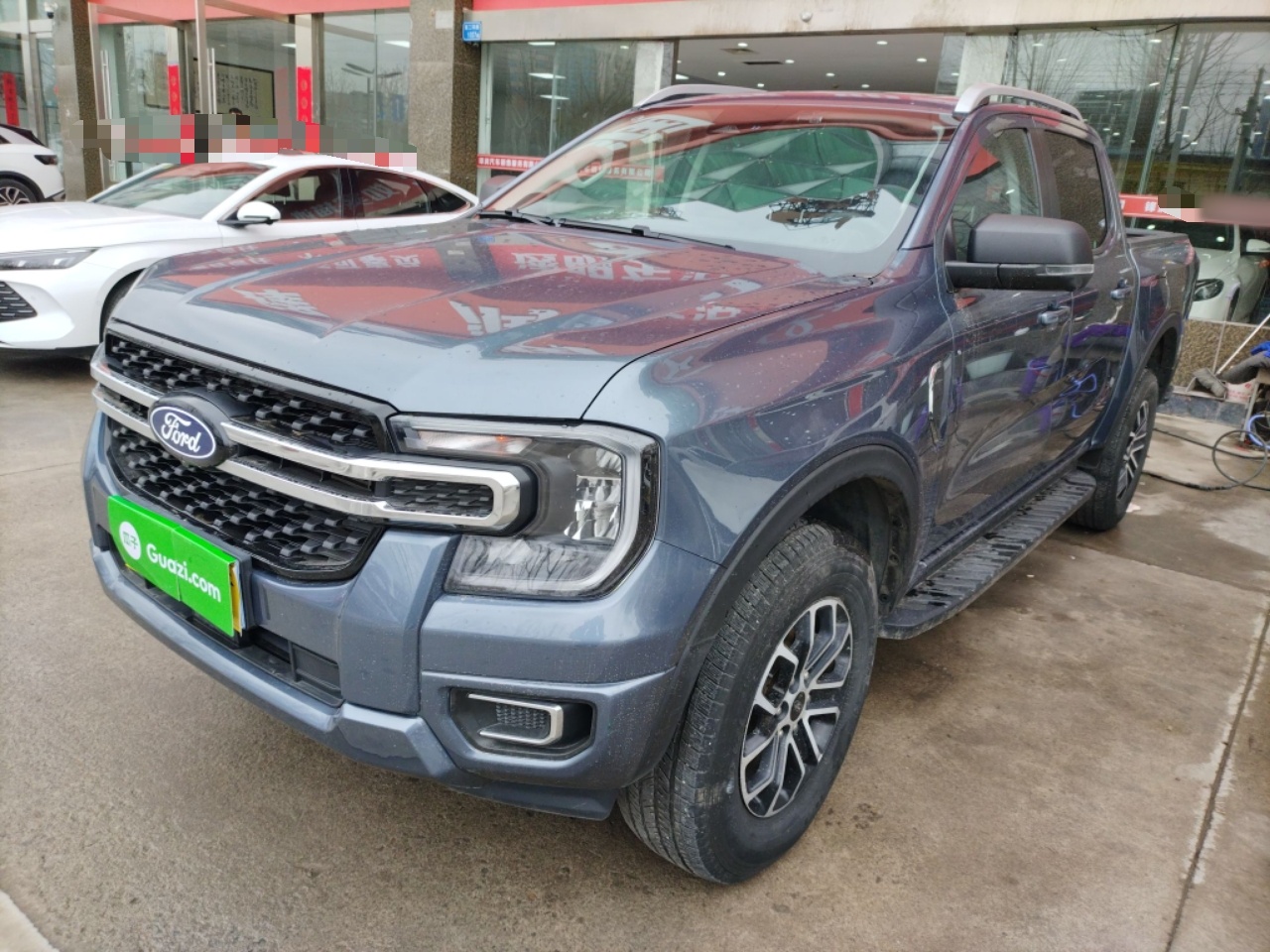 تحت مقدمة السيارة