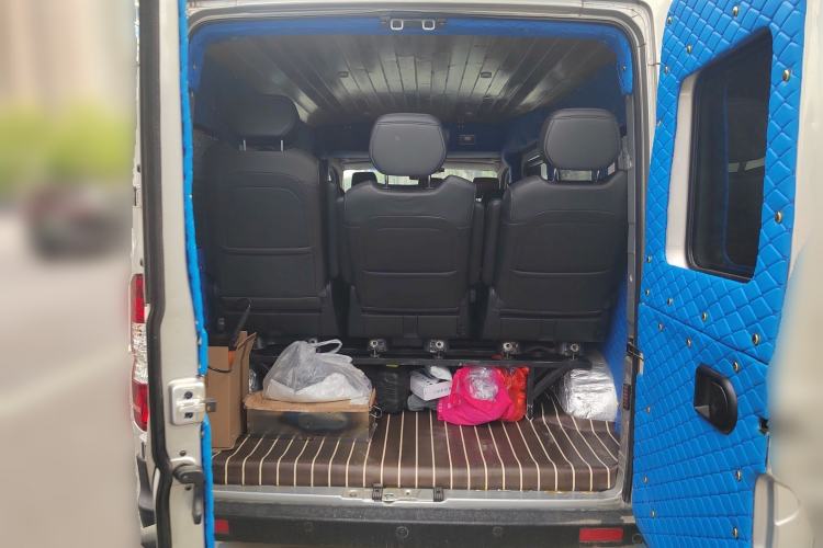 Used Dongfeng Yufeng 2023 V9+ 2.0T Manual Front-Wheel-Drive Multi-Function Mid-Roof Van with 7/8/9 Seats
