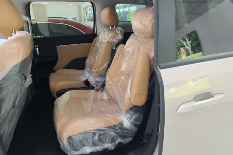 Used Wuling Starlight 730 2025 Model Plug-in Hybrid 125km Luxury Edition
