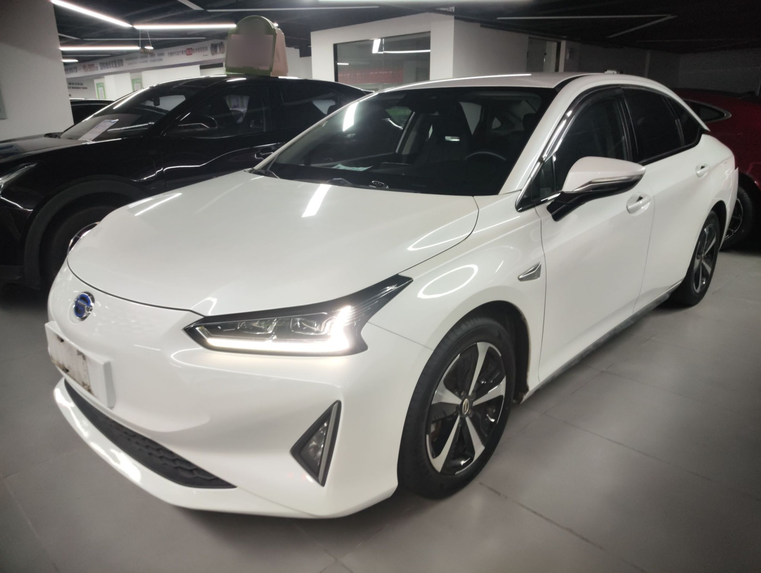 تحت مقدمة السيارة