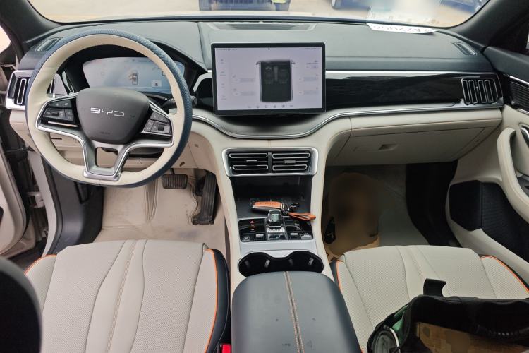 Used BYD Song PLUS New Energy 2023 Champion Edition EV 520KM Flagship Model Center Console